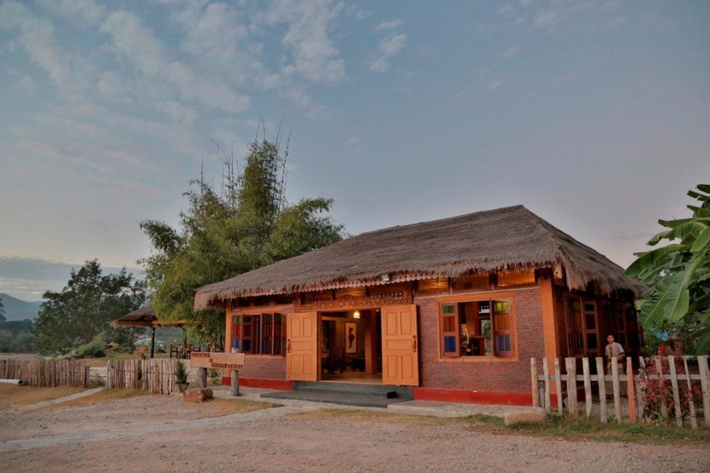 Riverside Hsipaw Resort Екстериор снимка