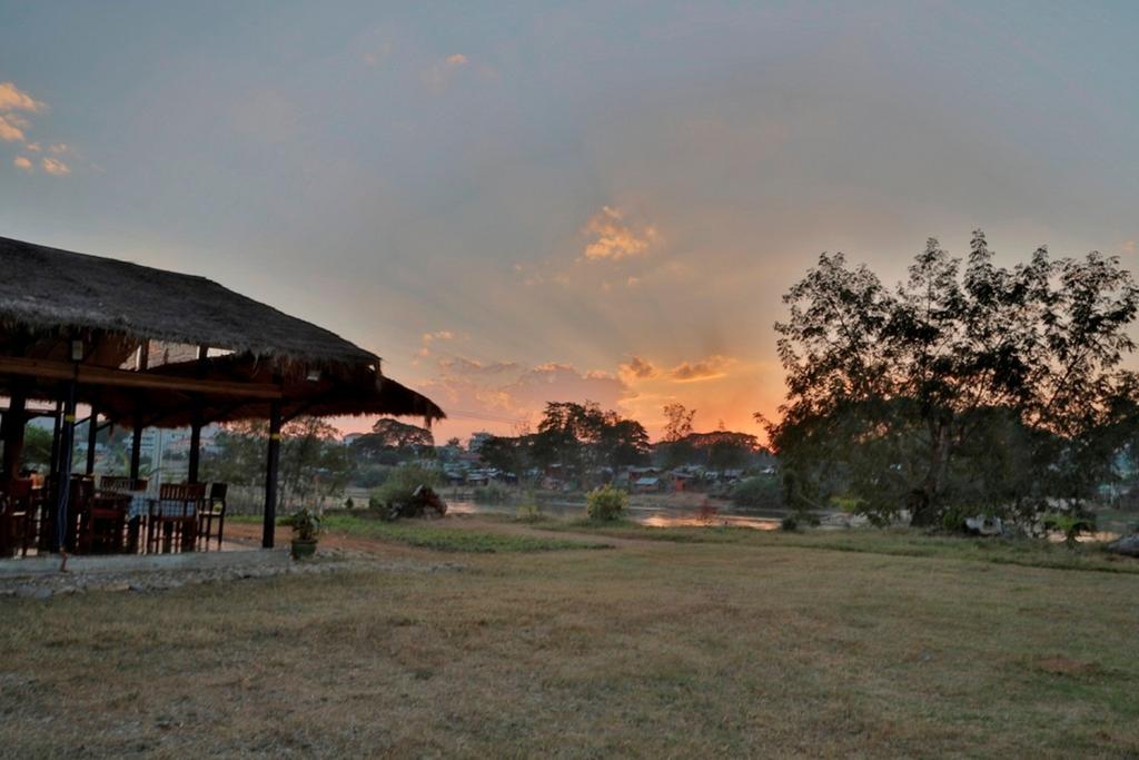 Riverside Hsipaw Resort Екстериор снимка