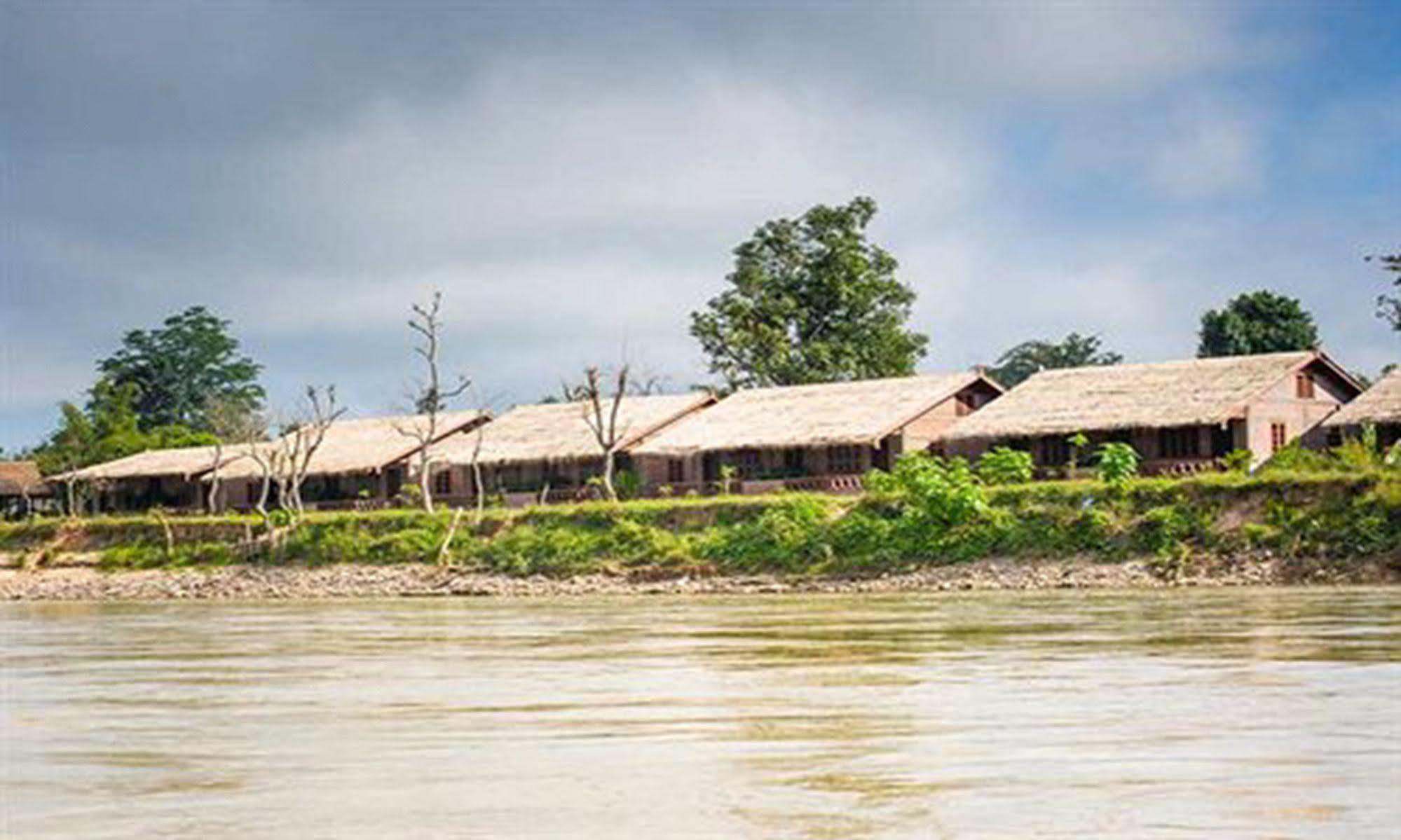 Riverside Hsipaw Resort Екстериор снимка