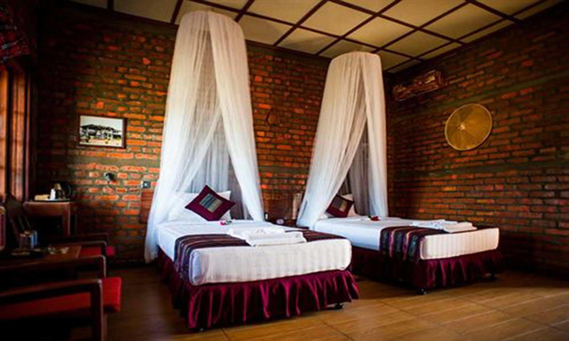 Riverside Hsipaw Resort Екстериор снимка