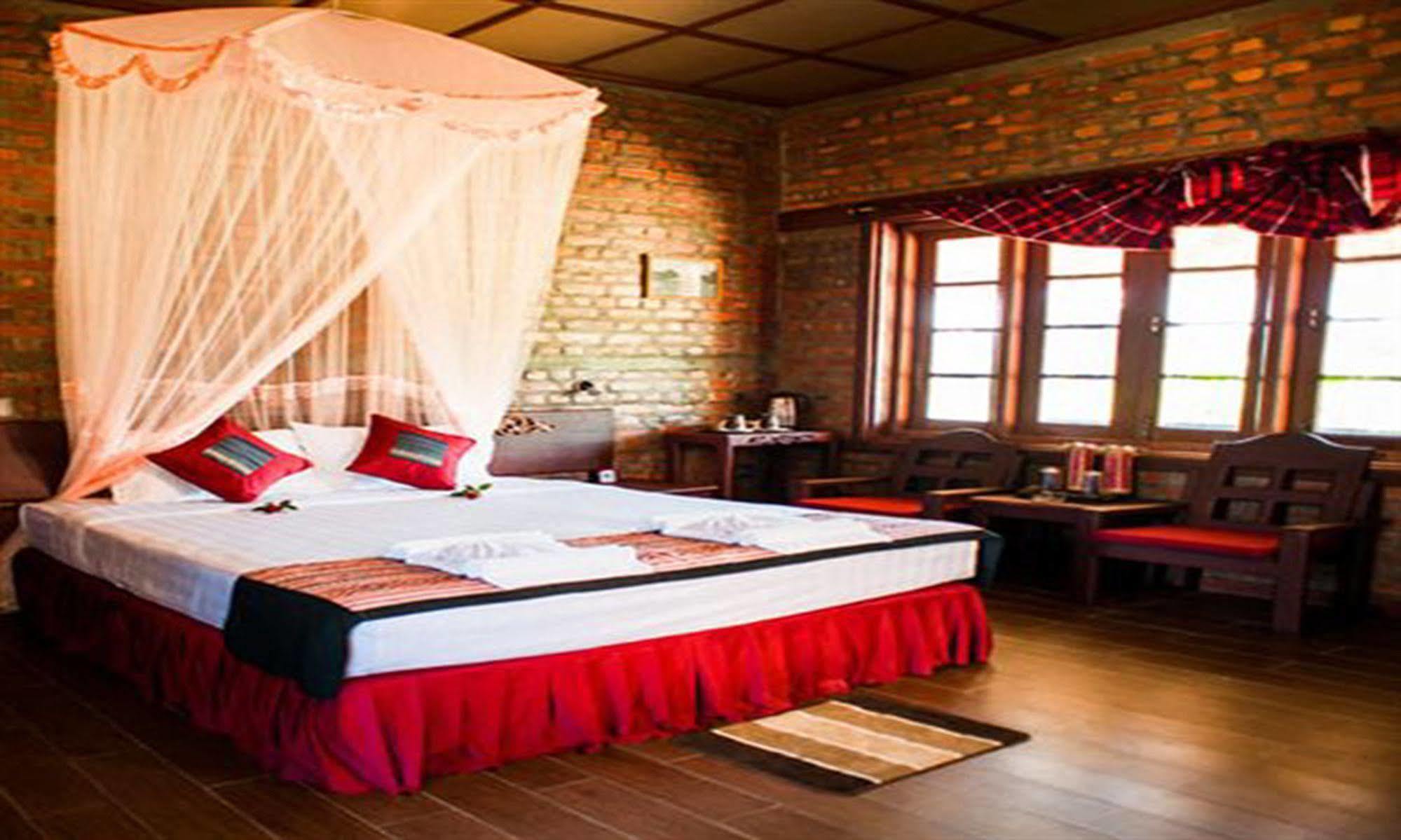 Riverside Hsipaw Resort Екстериор снимка