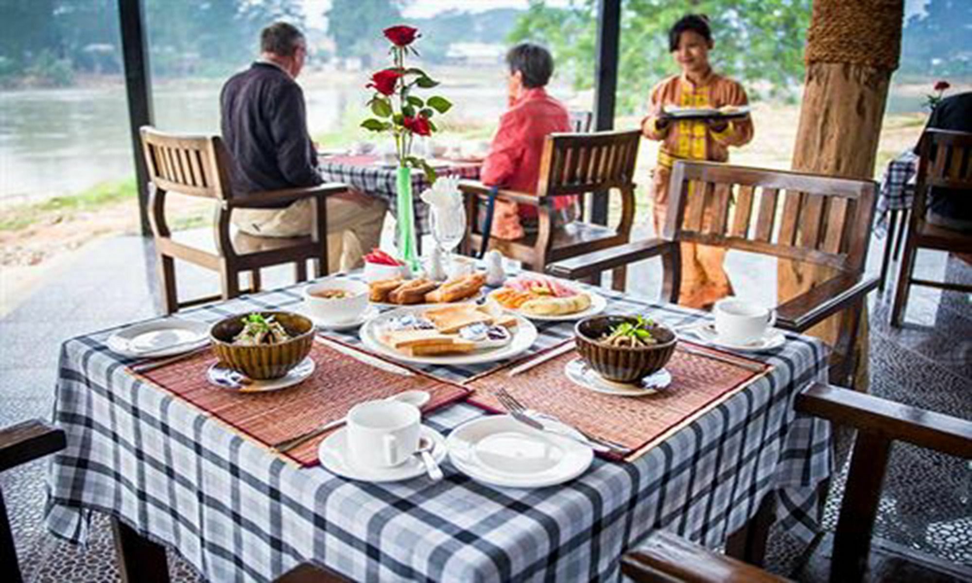 Riverside Hsipaw Resort Екстериор снимка