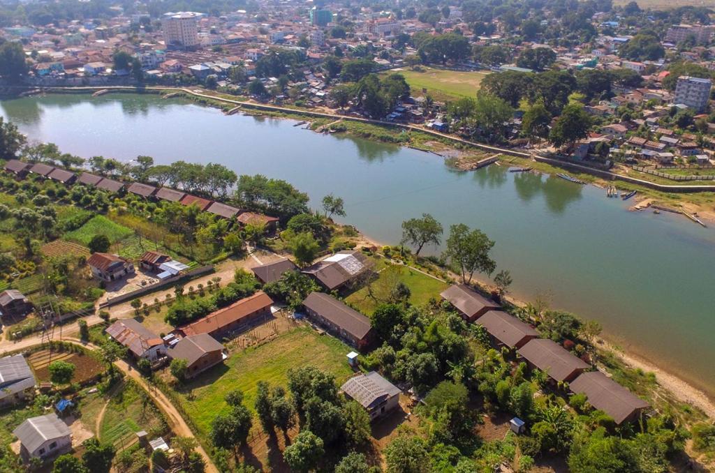 Riverside Hsipaw Resort Екстериор снимка